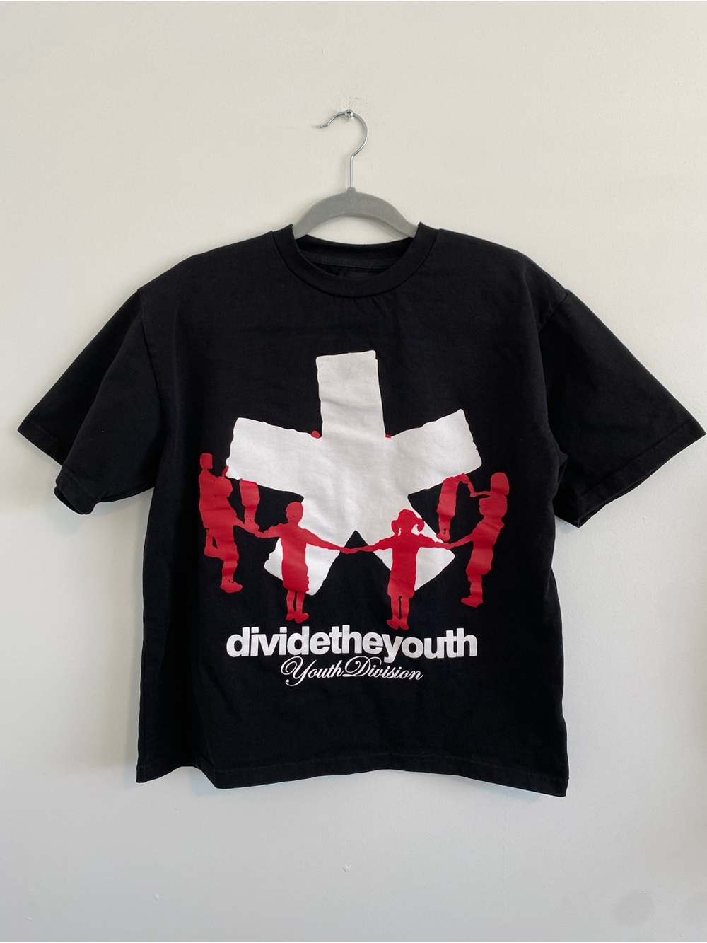 Divide The Youth Black Graphic Tee with Red & White Print Sz L Mens
(Sep A-2)